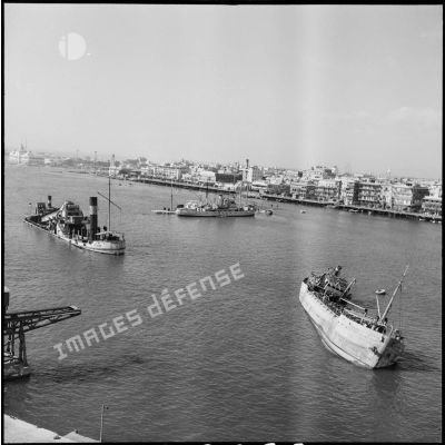 Les bateaux Péluse et Pollux sabordés par les autorités égyptiennes à l'entrée du canal de Suez à Port-Saïd.