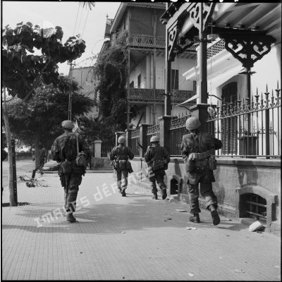 Les parachutistes français (à gauche) et britanniques nettoient les quartiers européens de Port-Saïd.