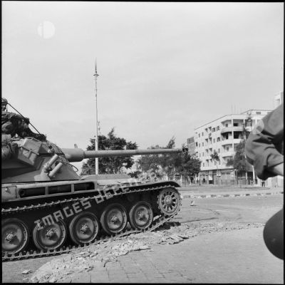 Un char AMX-13 du 1er REP réquisitionné pour assurer la protection du PC de la 3rd Commando Brigade britannique à Port-Saïd.