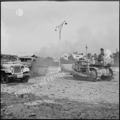 Un bulldozer dégage une zone encombrée de véhicules égyptiens abandonnés à Port-Fouad.