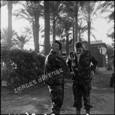 Le lieutenant-colonel Brothier et le général de brigade Massu, lors de l'opération franco-britannique sur Suez.
