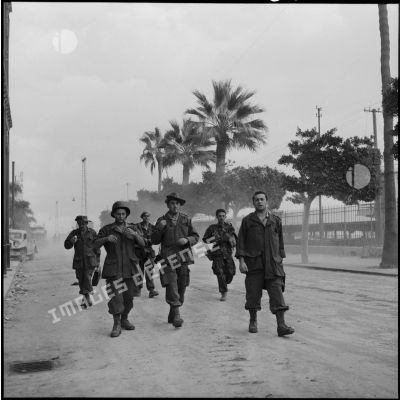 Les reporters à la recherche d'images, lors de l'occupation de Port-saïd et Port-Fouad par les troupes franco-britanniques.