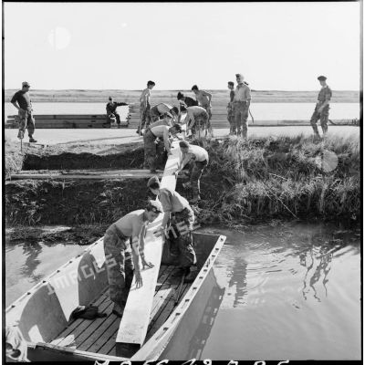 Les parachutistes de la 60e CGAP construisent un pont dans la zone du canal de Suez.