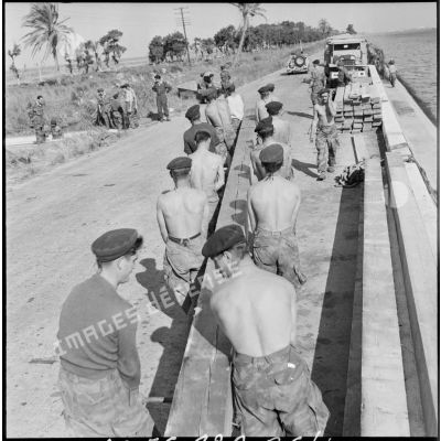 Les parachutistes de la 60e CGAP construisent un pont dans la zone du canal de Suez.