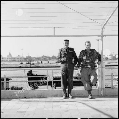 Le capitaine de corvette Rogeon et le lieutenant de vaisseau Richard des commandos Marine, à Port-Fouad.