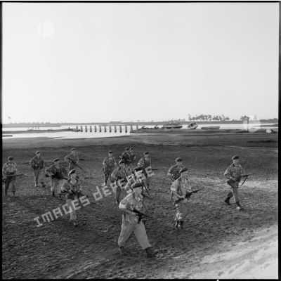 Les hommes du commando Marine De Penfentenyo vont prendre position lors d'un entraînement.