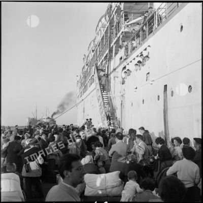 Les ressortissants italiens, grecs et yougoslaves embarquent sur le navire-hôpital Ascania.
