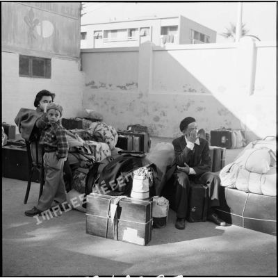Les ressortissants italiens, grecs et yougoslaves patientent sur le quai avant leur embarquement sur le navire-hôpital Ascania.
