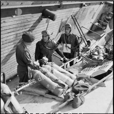 Les nageurs de combat du commando Hubert inspectent les épaves dans le canal de Suez.
