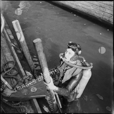 Un nageur de combat du commando Hubert participe à une mission d'inspection des épaves dans le canal de Suez.