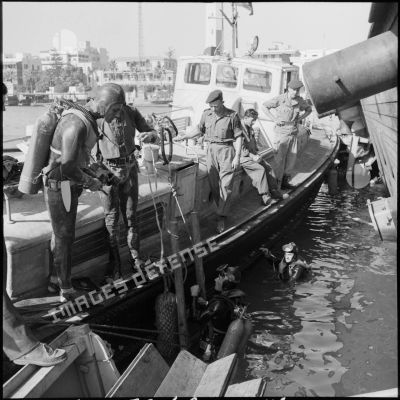 Les nageurs de combat du commando Hubert à bord d'une vedette sur le canal de Suez.