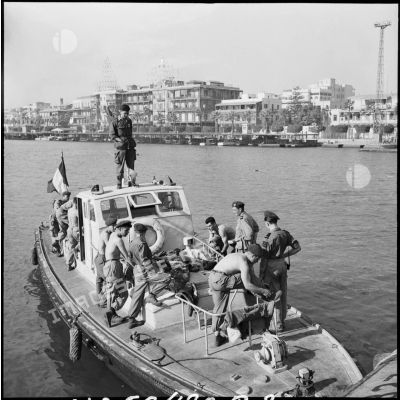 Les nageurs de combat du commando Hubert à bord d'une vedette sur le canal de Suez.