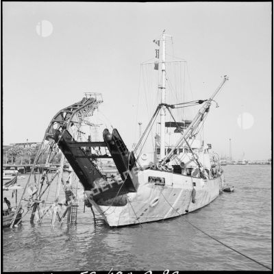 Une grue flottante dégage les épaves obstruant le canal de Suez.