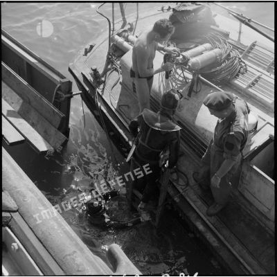 Le retour des nageurs de combat du commando Hubert après leur mission d'inspection des épaves dans le canal de Suez.