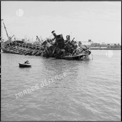 Le Pollux sabordé par les autorités égyptiennes à l'entrée du canal de Suez à Port-Saïd.
