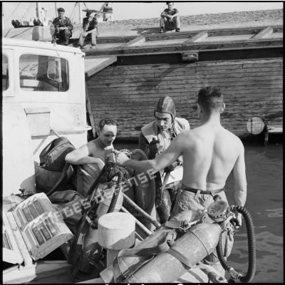 Les nageurs de combat du commando Hubert participent à une mission d'inspection des épaves dans le canal de Suez.