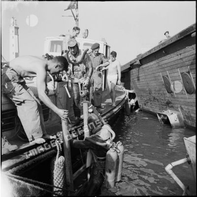 Les nageurs de combat du commando Hubert participent à une mission d'inspection des épaves dans le canal de Suez.