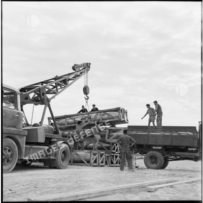 La manutention de réservoirs largables supplémentaires sur la base aérienne d'Akrotiri.