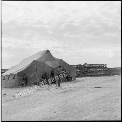 Le poste de police de la soute à munitions, sur la base aérienne d'Akrotiri.