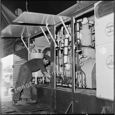 Le fonctionnement des installations oxygène d'une semi-remorque atelier du GM1 (groupe mixte n°1) sur la base aérienne d'Akrotiri.