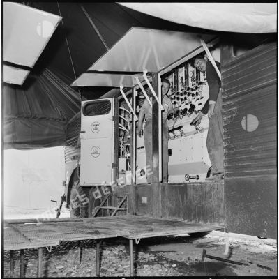 Le fonctionnement des installations oxygène dans une semi-remorque atelier du GM1 (groupe mixte n°1) sur la base aérienne d'Akrotiri.