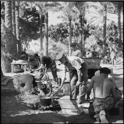 Les cuisiniers des commandos Marine dans leur cantonnement à Port-Fouad.