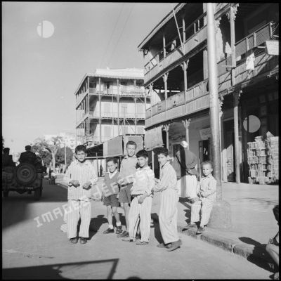 Un groupe de jeunes garçons dans une rue de Port-Saïd.