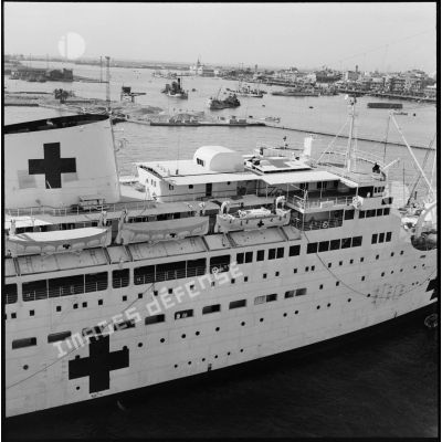 Le navire-hôpital La Marseillaise à Port-Saïd.