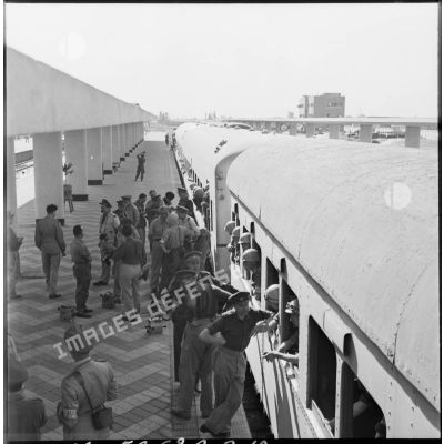 Le débarquement du détachement norvégien de l'ONU en gare de Port-Saïd.