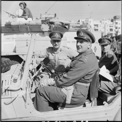 Le général britannique Sir Hugh Stockwell suit le déroulement d'une manifestation à Port-Saïd.