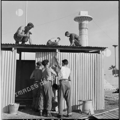 La construction d'un poste au cantonnement du détachement norvégien de l'ONU à Port-Saïd.