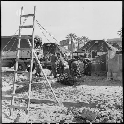 L'aménagement du campement du détachement norvégien de l'ONU à Port-Saïd.