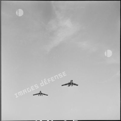 Deux F-84F Thunderstreak en vol à proximité de la base aérienne d'Akrotiri.
