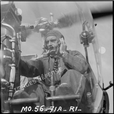 Le capitaine Durand à bord d'un hélicoptère Bell, à Port-Saïd.