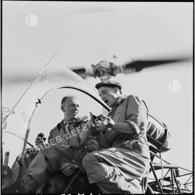 Un hélicoptère Bell du PHL (Peloton d'hélicoptères légers) de la Force A, à Port-Saïd.<br>