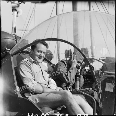 M. Pruteau (Presse Filmée) à bord d'un hélicoptère Bell à Port-Saïd.