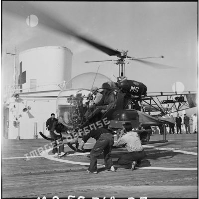 L'appontage d'un hélicoptère sanitaire Bell sur le navire-hôpital La Marseillaise à Port-Saïd.