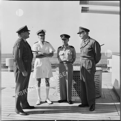 Le général Sir Charles Keightley, l'amiral Durnford-Slater, l'Air Marshal Denis Barnett et le général Sir Hugh Stockwell à bord du HMS Tyne.