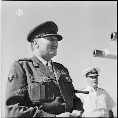 Le général Sir Charles Keightley, commandant en chef interallié, à bord du bâtiment de commandement britannique HMS Tyne.