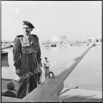 Le général Massu sur un AMX-13 à Port-Saïd.