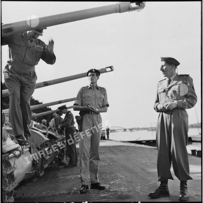 Les généraux Keightley et Massu à Port-Saïd.