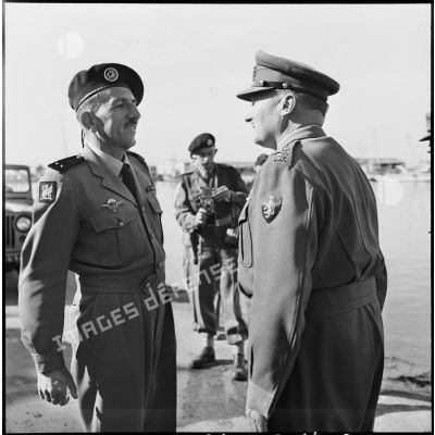 Le général Keightley félicite le général Massu, au terme de sa visite à Port-Saïd.