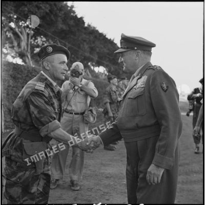 Le général Keightley serre la main du colonel Godard à Port-Saïd.