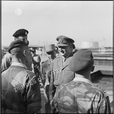 Le général Keightley interroge un officier parachutiste à Port Saïd.