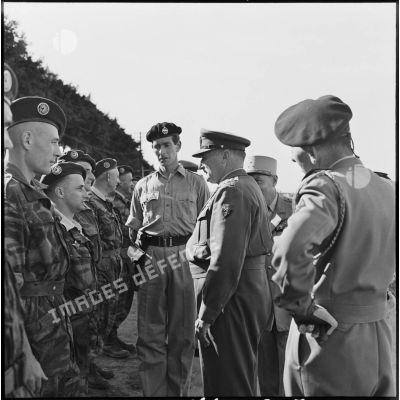 Le général Keightley interroge des officiers parachutistes français à Port Saïd.