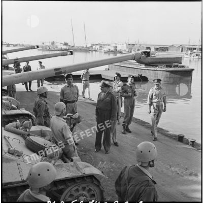 Le général Keightley interroge un officier du peloton d'AMX-13 à Port-Saïd.