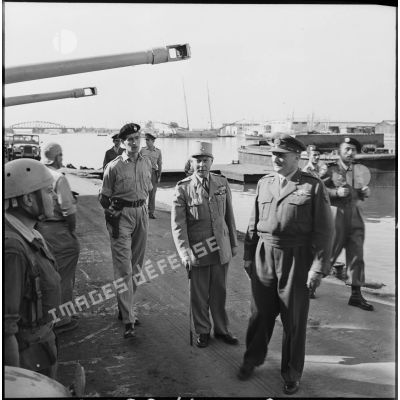 Le général Keightley interroge un officier du peloton d'AMX-13 à Port-Saïd.