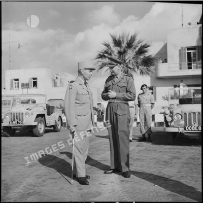 Le général Beaufre s'entretient avec le général Stockwell à Port-Saïd.