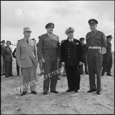 Le général Beaufre, le général Keightley, le vice-amiral d'escadre Barjot et le général Stockwell sur le terrain de Gamil à Port-Saïd.