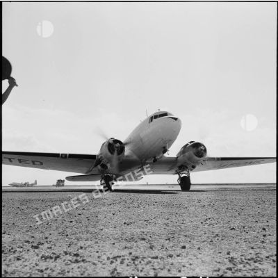 L'atterrissage d'un DC 3 sur le terrain de Gamil à Port-Saïd.